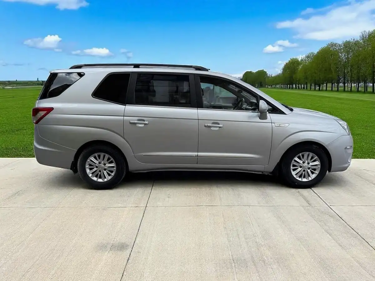 2018-kgm-ssangyong-turismo-22td-ex-auto-big-4