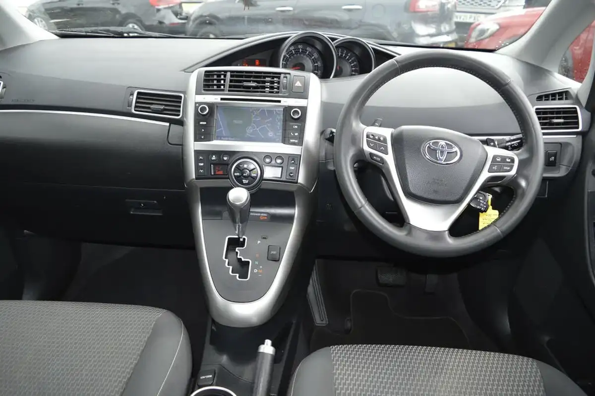 2014-toyota-verso-18-icon-7st-big-13