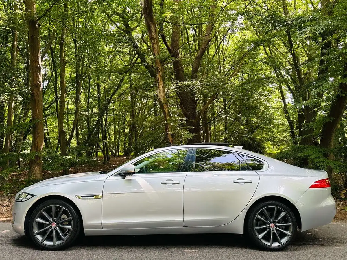 2018-jaguar-xf-20td-portfolio-240ps-awd-saloon-4d-1998cc-auto-big-18