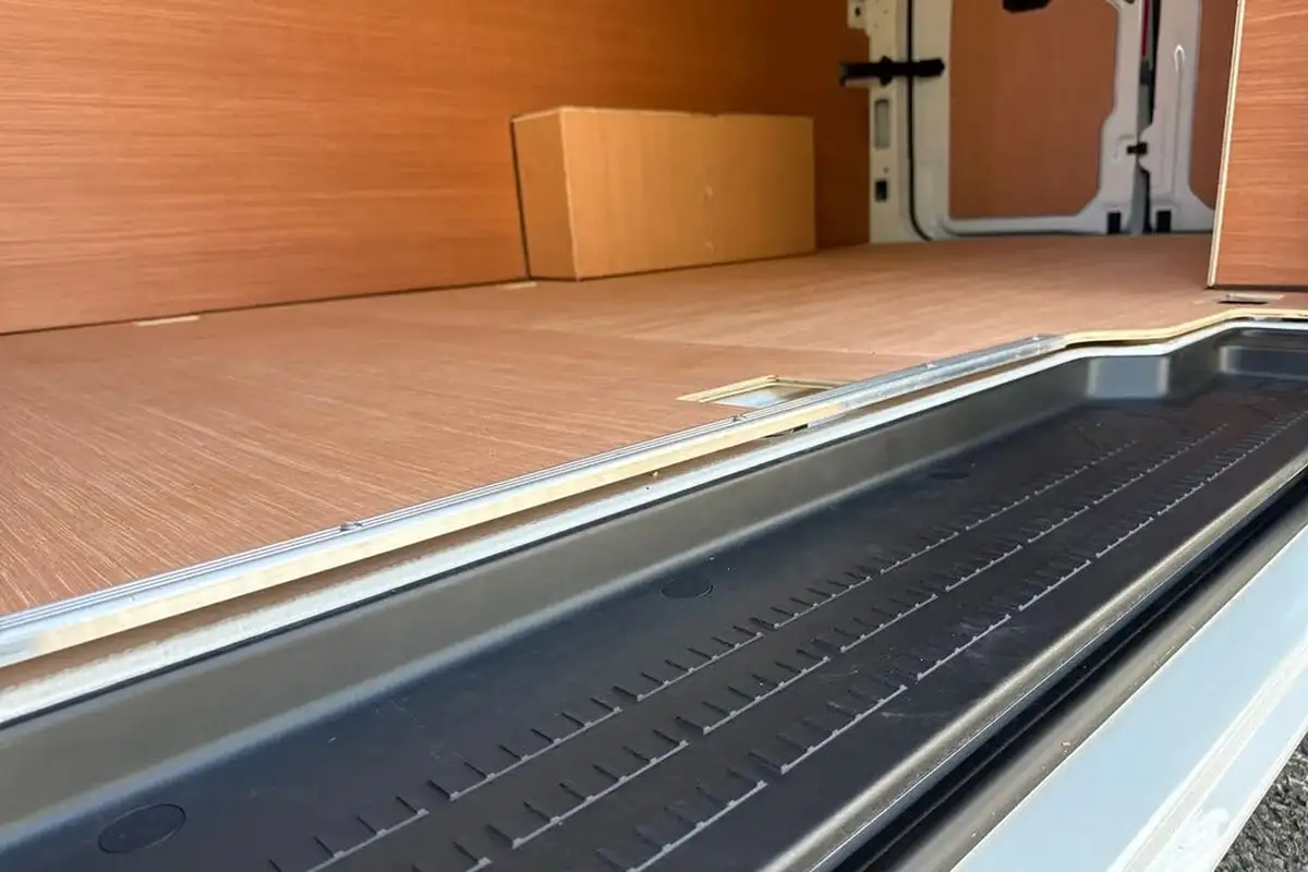 2024-volkswagen-crafter-20tdi-cr35-mwb-commerce-140pseu6d-panel-van-big-44