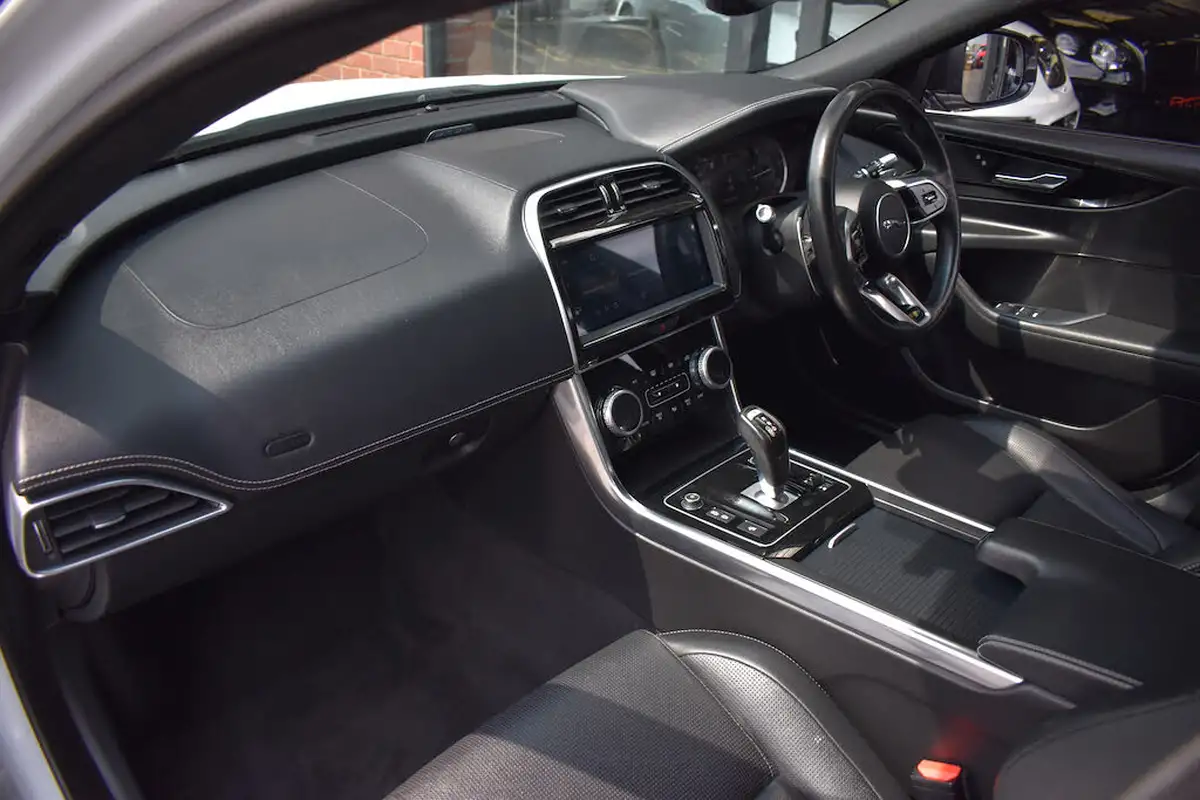 2021-jaguar-xe-20-d200-r-dynamic-black-big-37