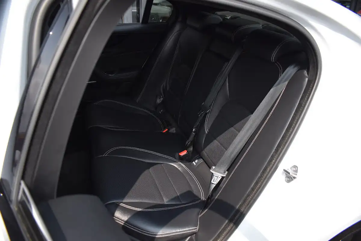 2021-jaguar-xe-20-d200-r-dynamic-black-big-11