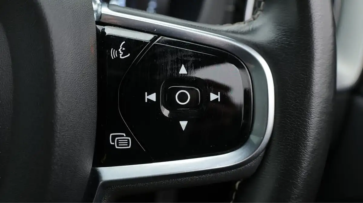2020-volvo-xc60-20-t8-r-design-pro-big-23