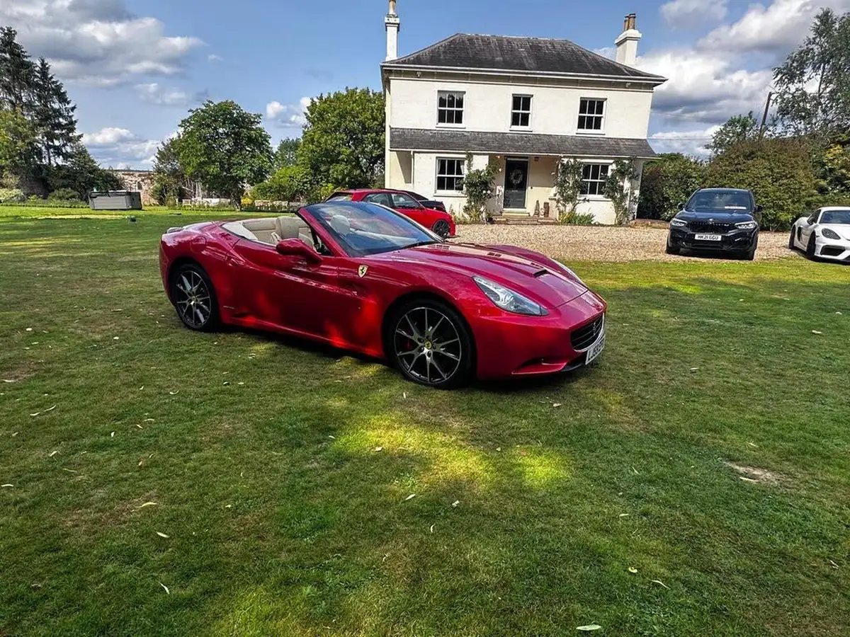 2010-ferrari-california-43-big-29