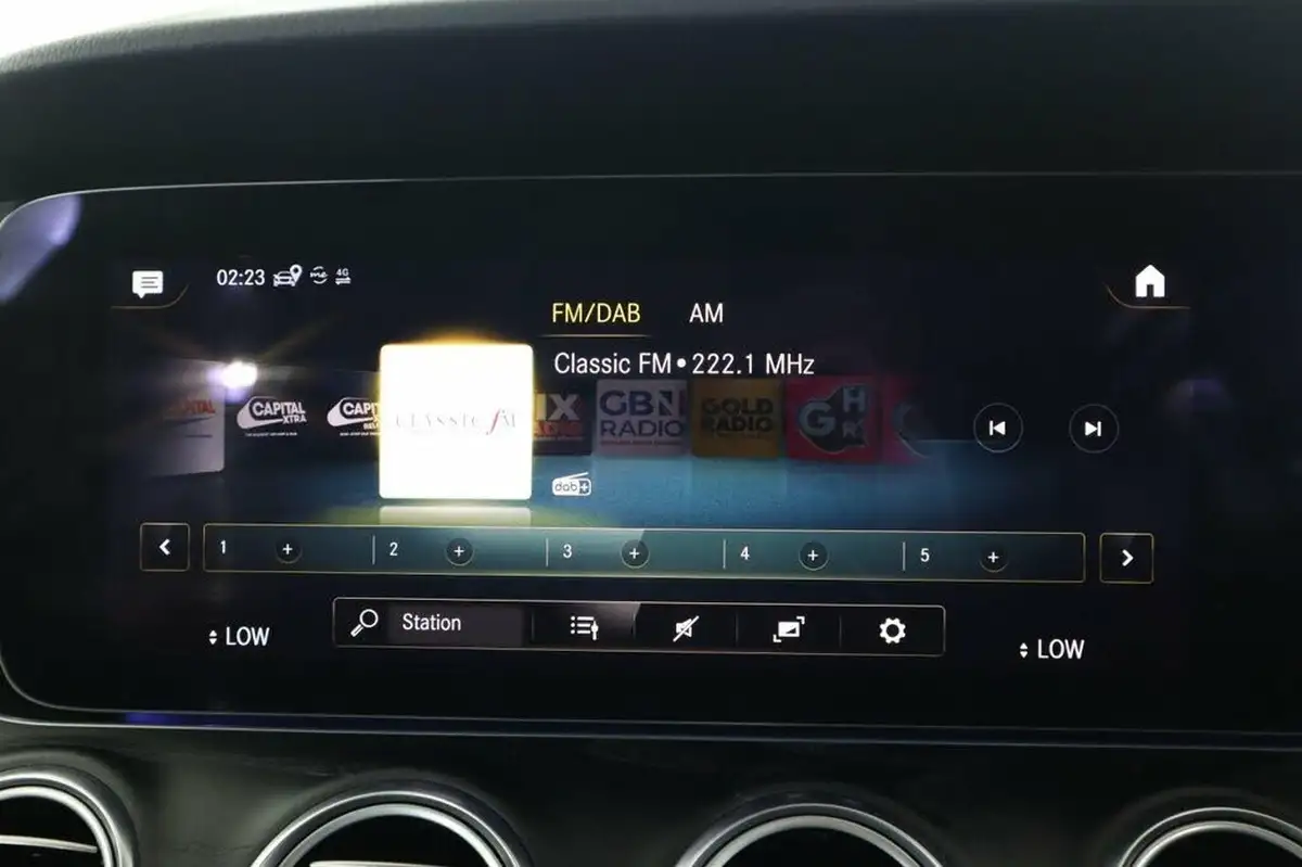 2020-mercedes-benz-e-class-20d-e300de-amg-line-eq-power-saloon-4d-big-33