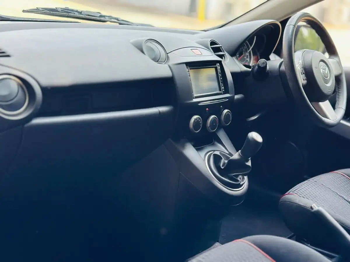 2012-mazda-mazda2-13-venture-big-23