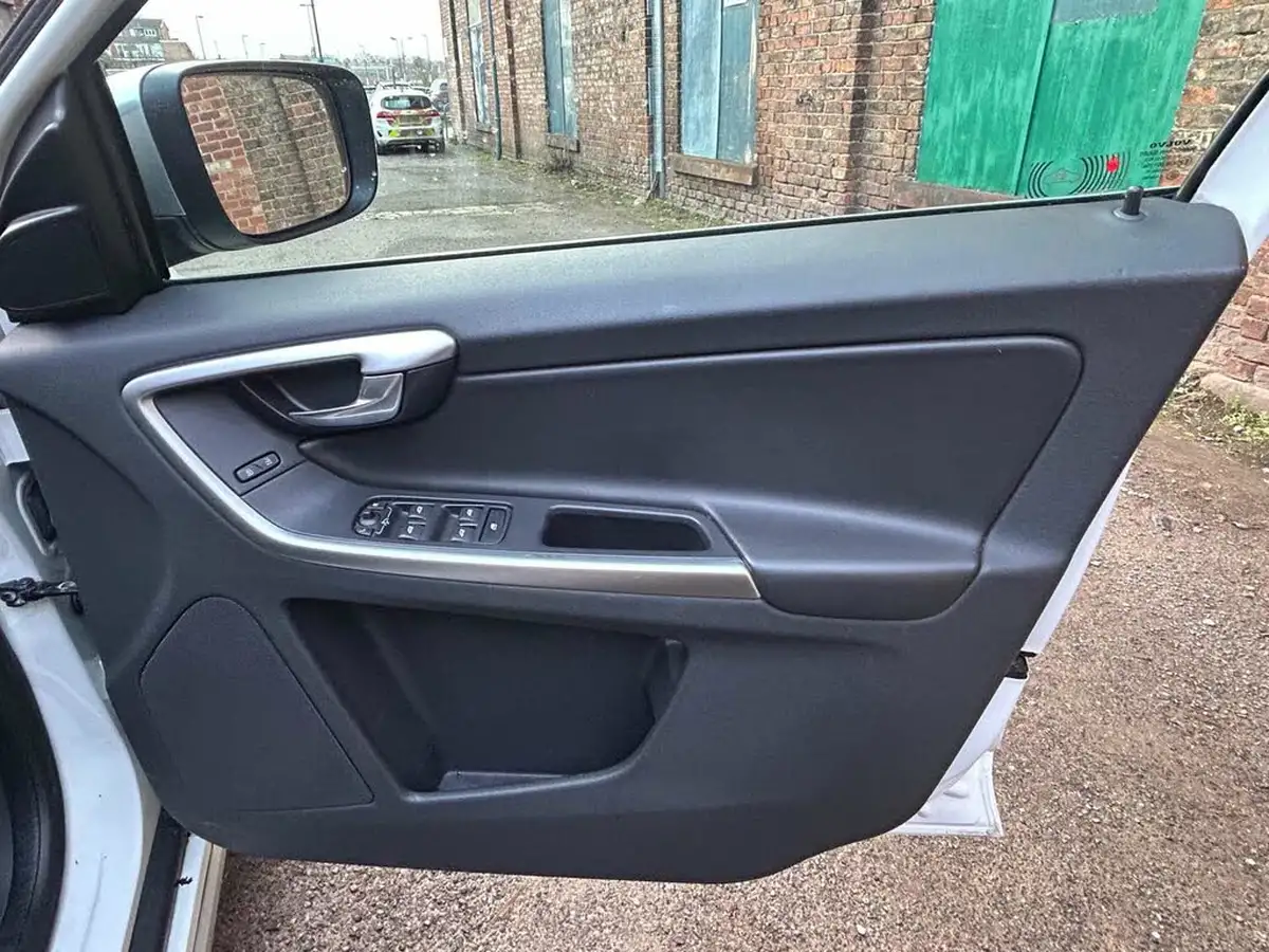 2010-volvo-xc60-24td-d5-r-design-geartronic-big-12
