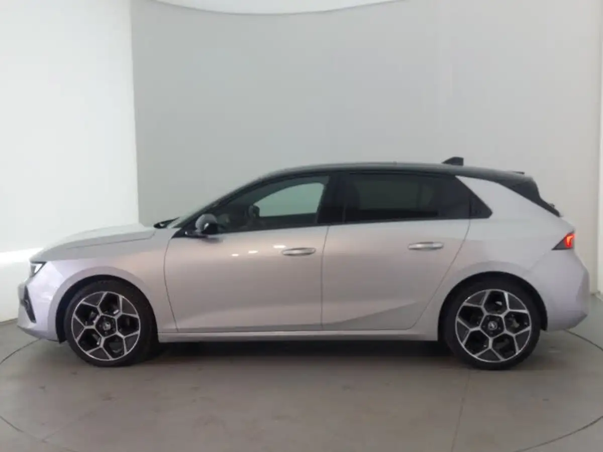 2024-vauxhall-astra-12-turbo-ultimate-130ps-hatchback-big-3
