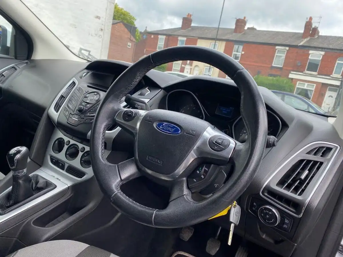 2012-ford-focus-16-zetec-ti-vct-125ps-hatchback-big-15