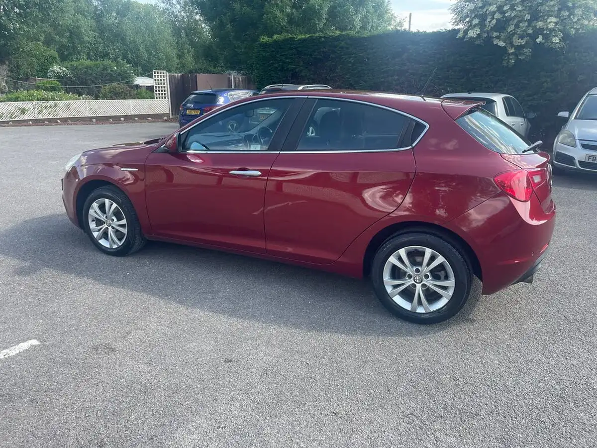 2011-alfa-romeo-giulietta-14-lusso-tb-multiair-170bhp-big-11