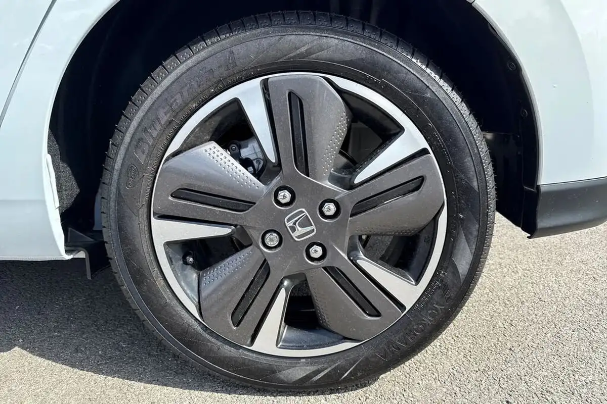 2025-honda-jazz-15-i-mmd-advance-big-13