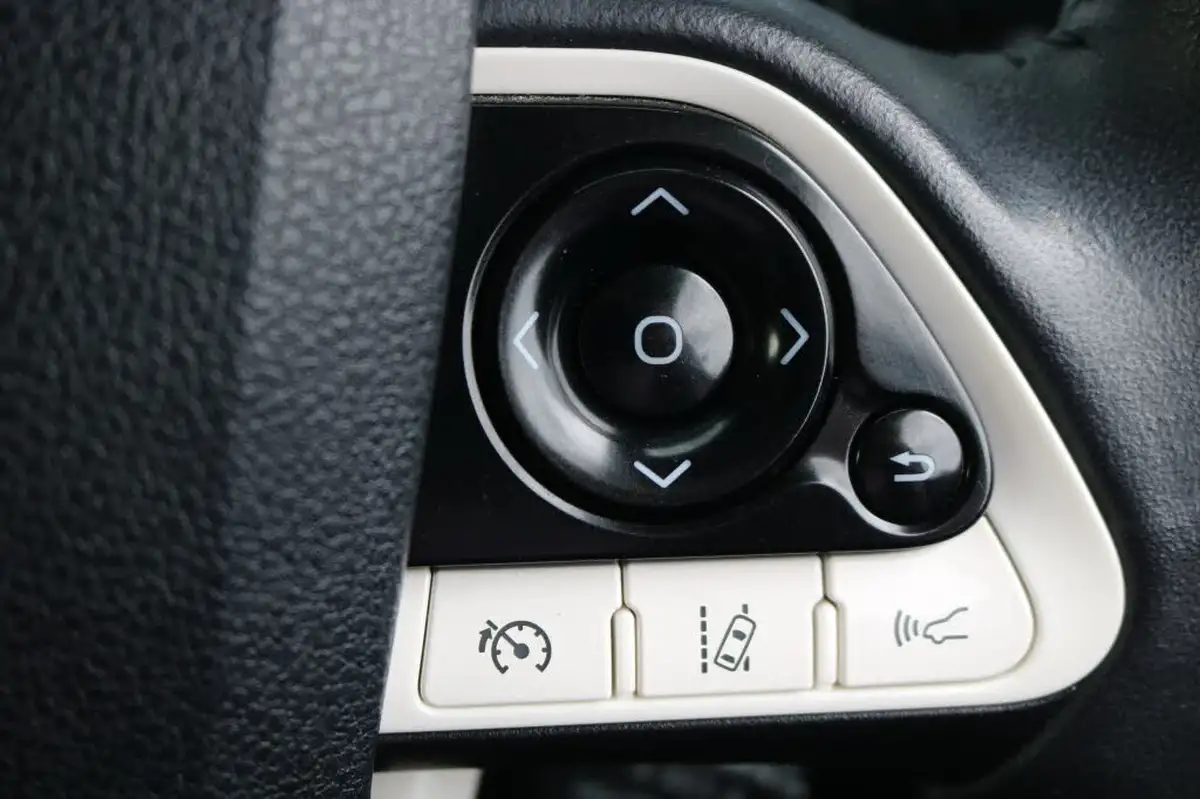 2018-toyota-prius-18-vvt-i-active-ss-big-30