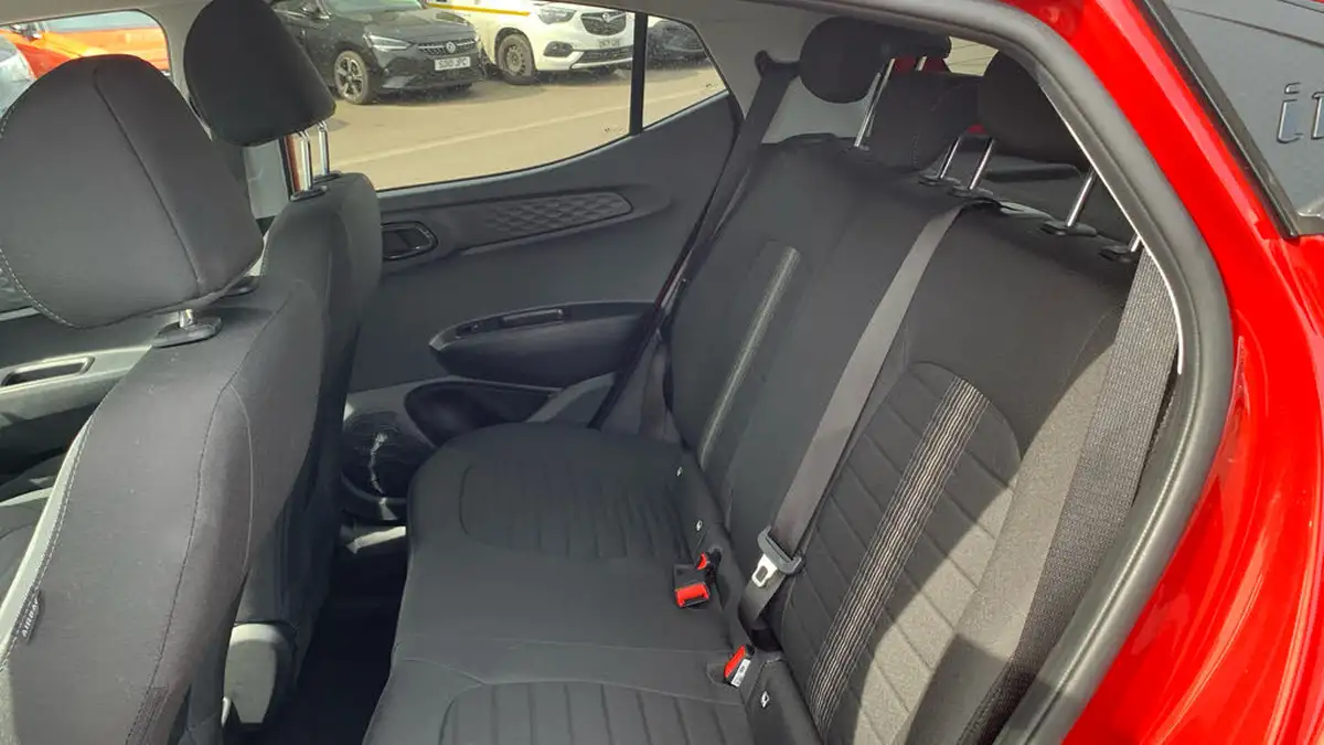 2022-hyundai-i10-12-premium-big-32