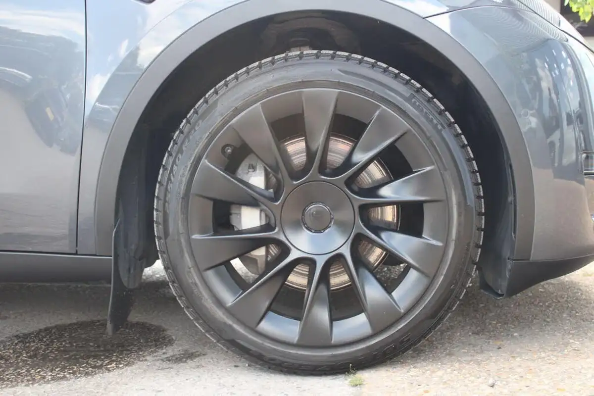 2022-tesla-model-y-e-long-range-big-31