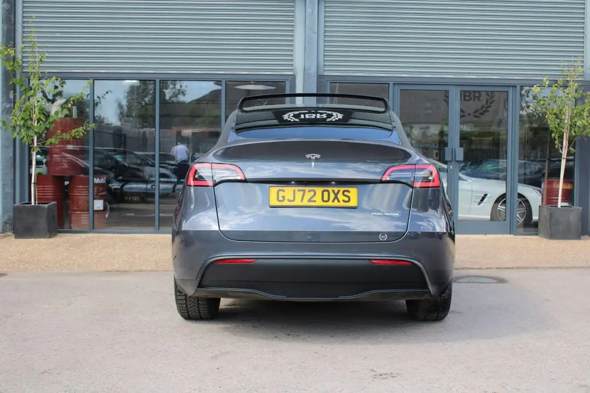 2022-tesla-model-y-e-long-range-big-7