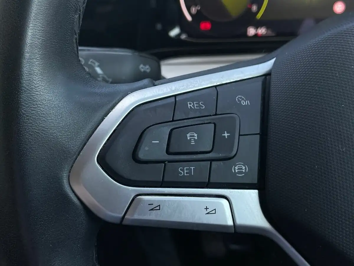 2023-volkswagen-golf-10-tsi-life-hatchback-big-15