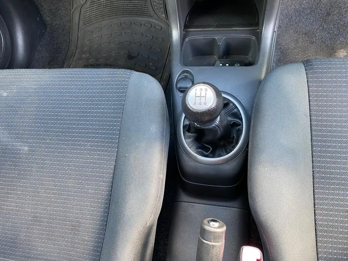 2009-suzuki-swift-13td-big-43