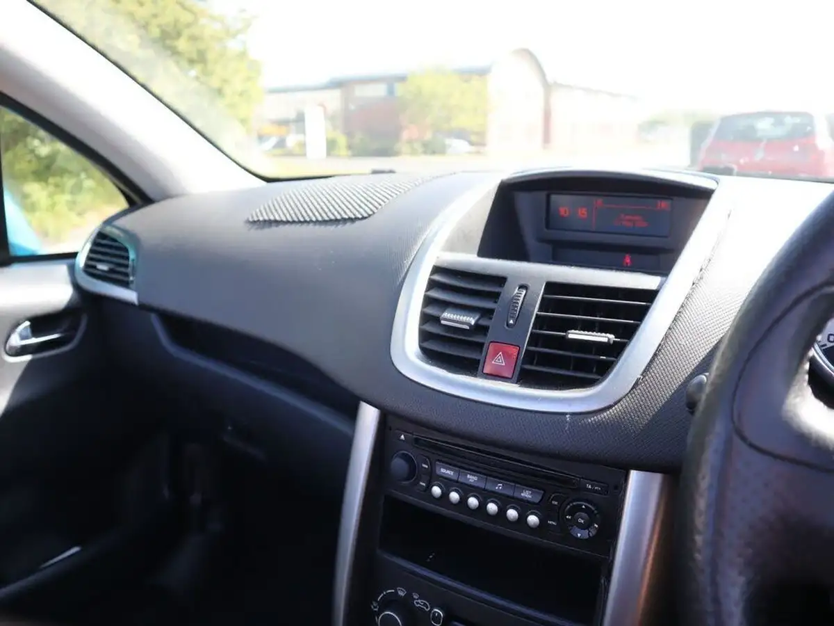 2011-peugeot-207-cc-16-sport-vti-big-23