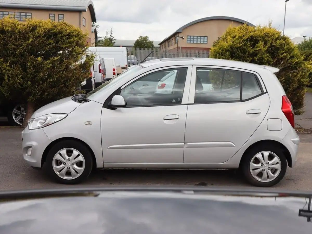 2012-hyundai-i10-12-style-85bhp-big-1