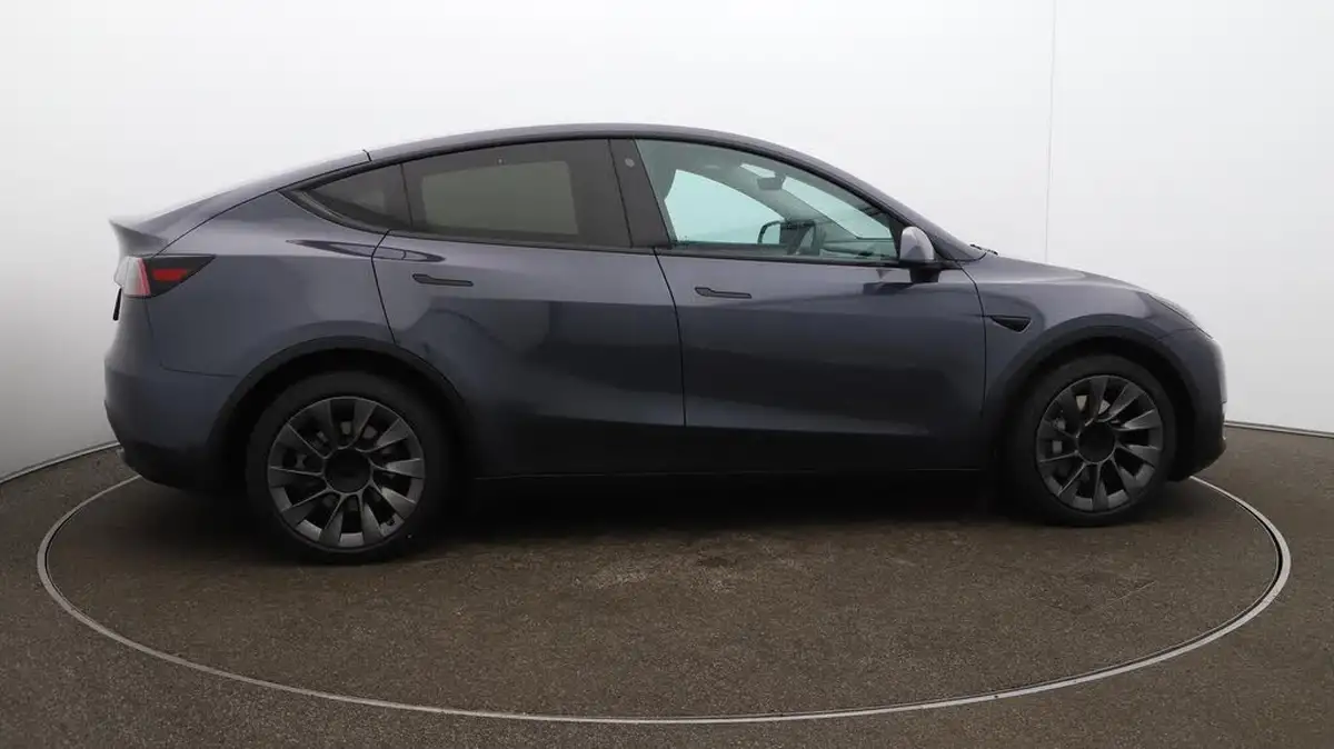 2022-tesla-model-y-e-long-range-big-52