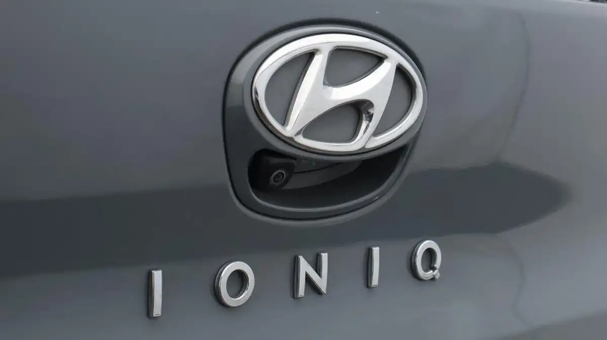 2021-hyundai-ioniq-e-premium-electric-100kw-big-21