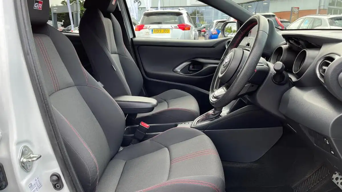 2022-toyota-yaris-15-vvt-i-gr-sport-big-10