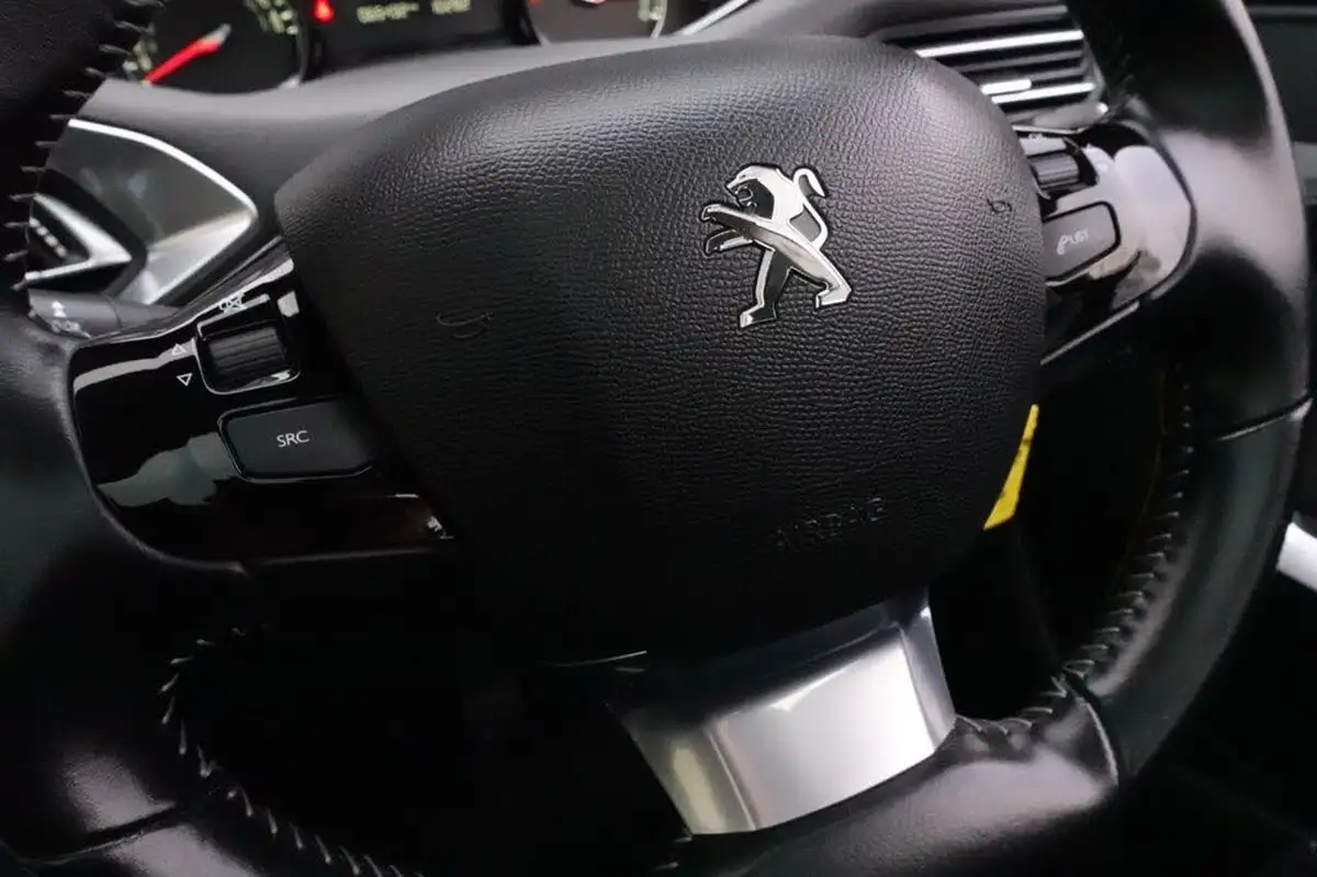 2019-peugeot-308-12-puretech-allure-110bhp-big-14