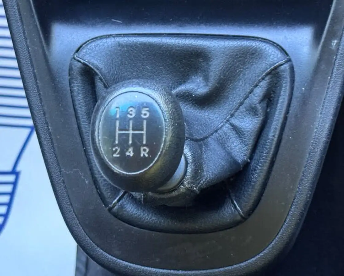 2010-hyundai-i10-12-classic-big-17