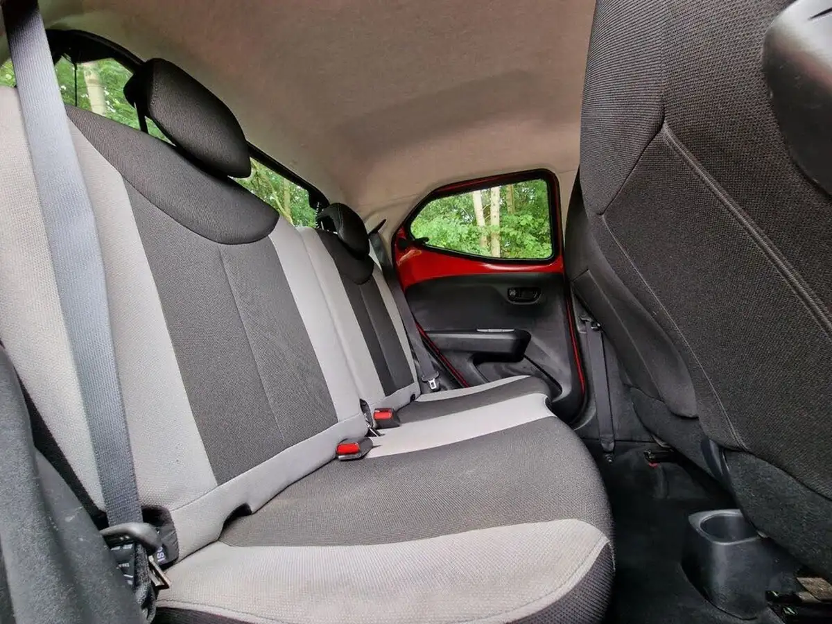 2015-toyota-aygo-10-vvt-i-x-play-5d-big-36