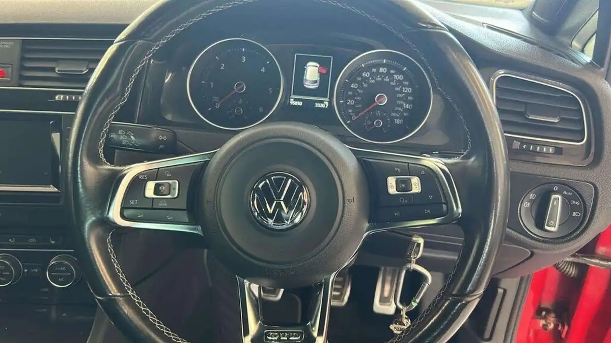 2014-volkswagen-golf-20tdi-gtd-bmt-5d-big-37