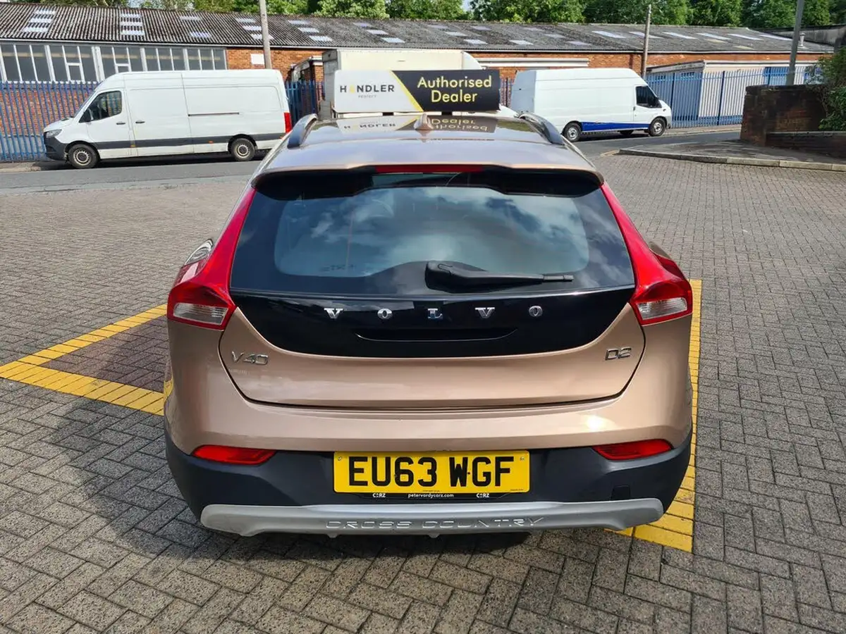 2013-volvo-v40-16td-d2-cross-country-lux-powershift-big-14