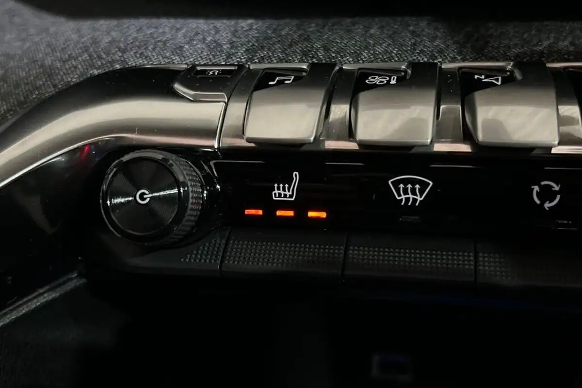 2018-peugeot-3008-suv-16-thp-gt-line-premium-big-21