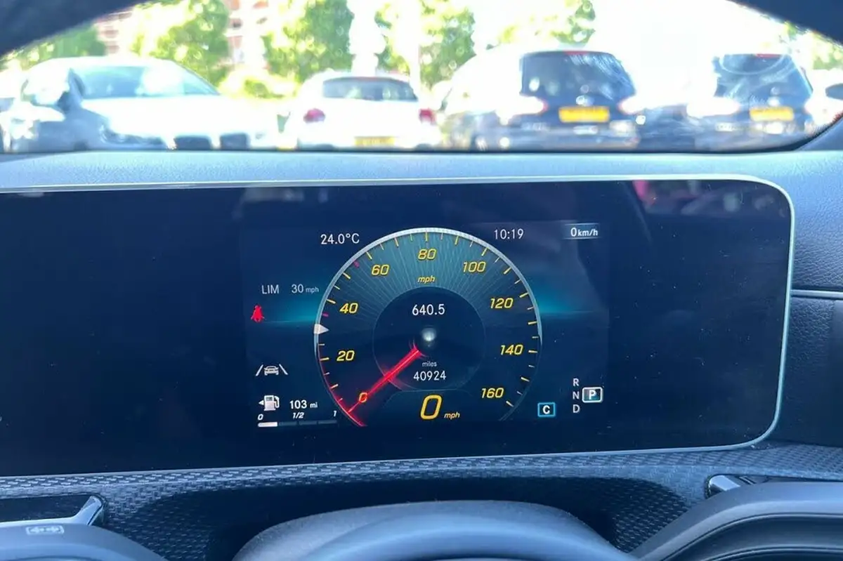 2019-mercedes-benz-a-class-15d-a180d-se-executive-7g-dct-big-14