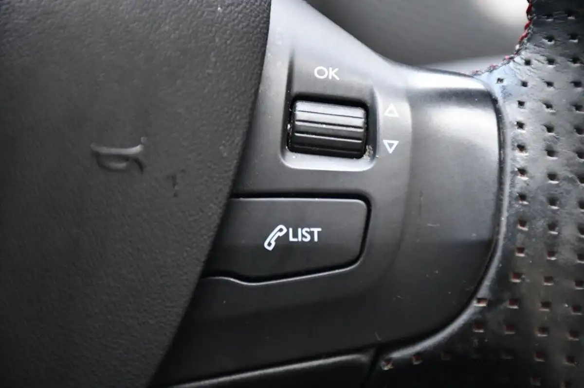 2016-peugeot-208-12-puretech-gt-line-5d-big-42