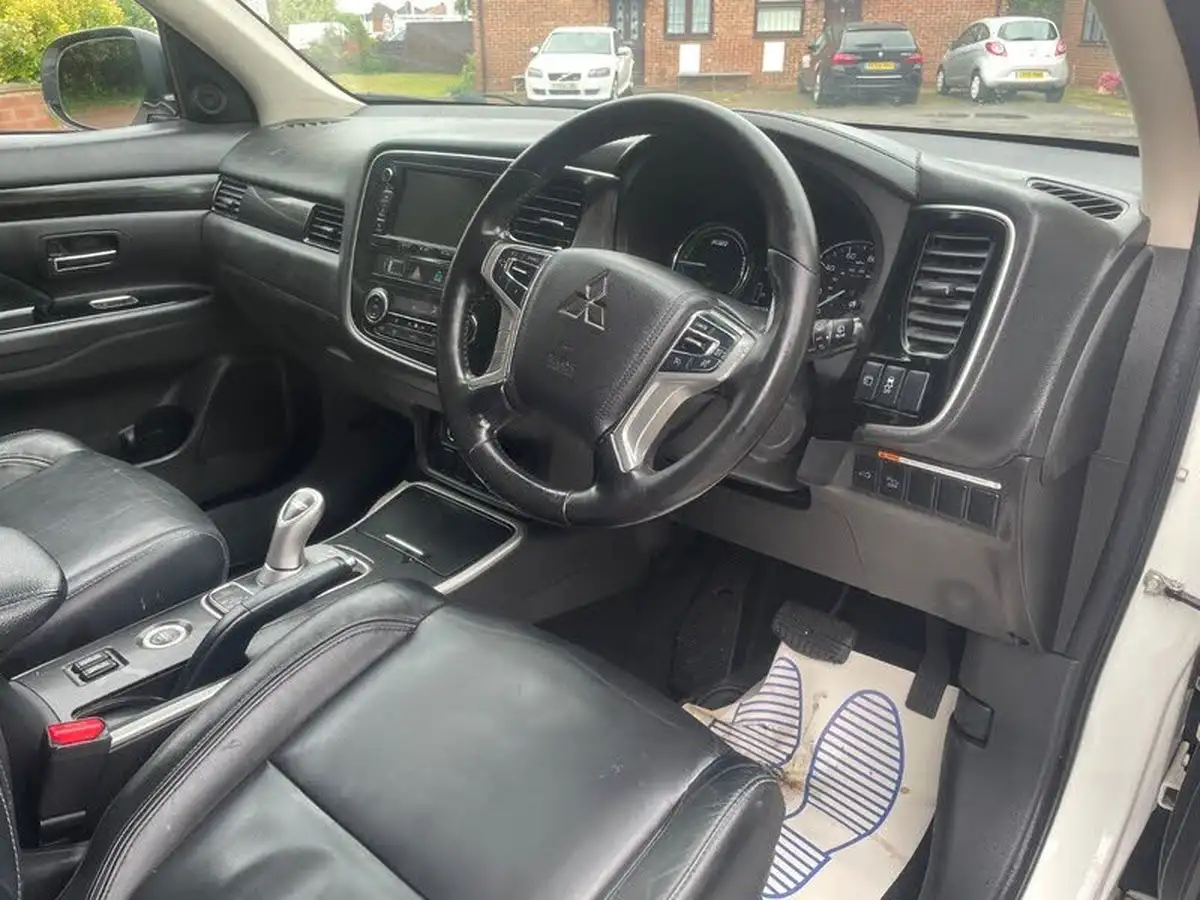 2015-mitsubishi-outlander-20-gx4h-phev-big-42