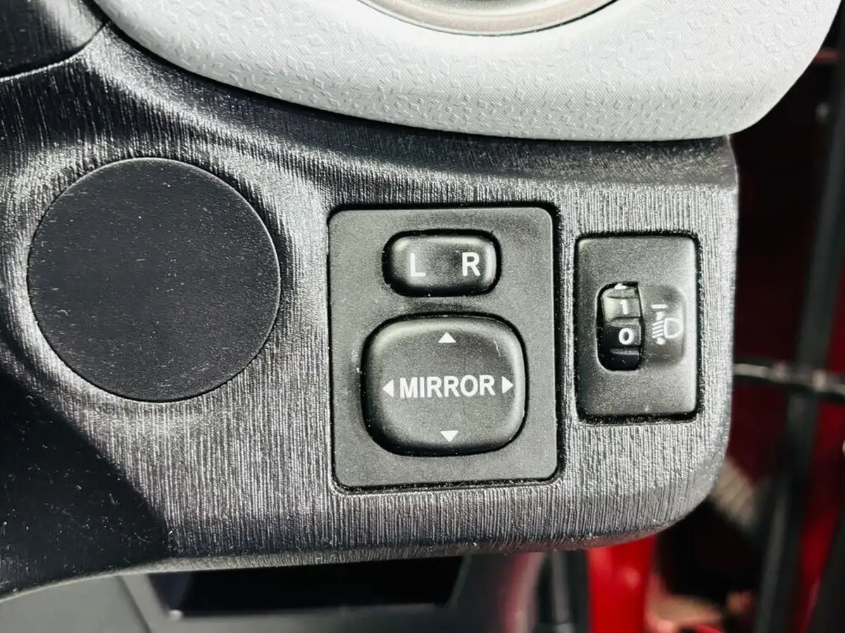 2013-toyota-yaris-15-vvt-i-t4-big-17