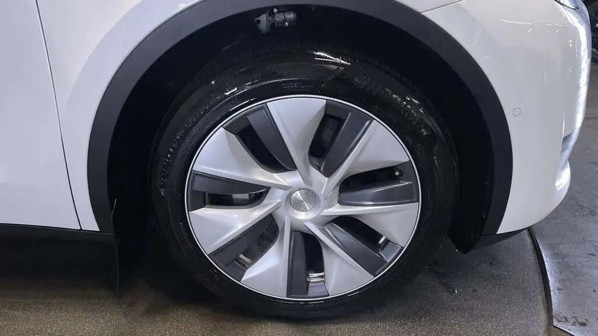 2022-tesla-model-y-e-long-range-big-11