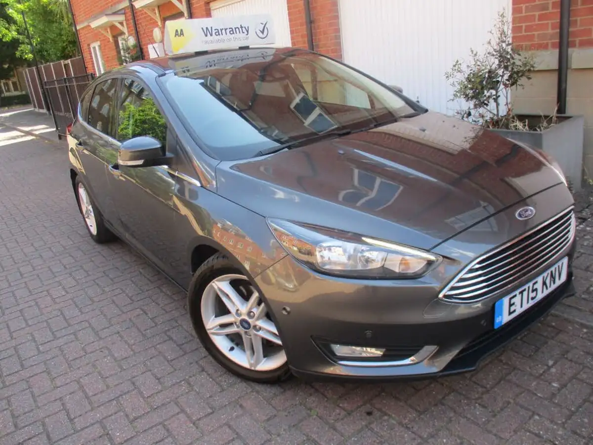 2015-ford-focus-15-titanium-hatchback-big-3