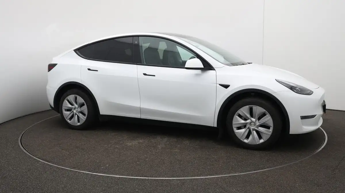 2023-tesla-model-y-e-long-range-big-43