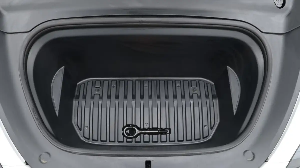 2023-tesla-model-y-e-long-range-big-19