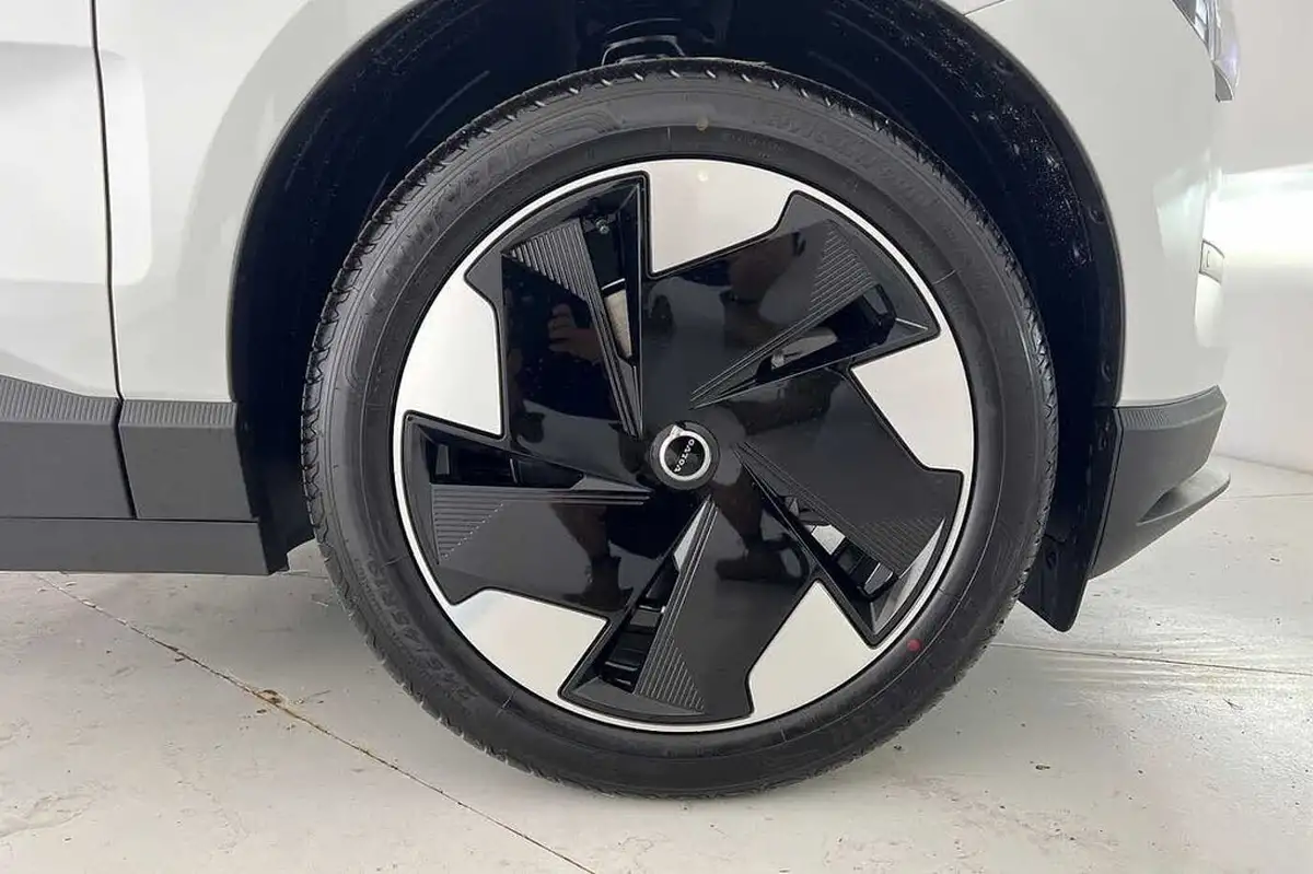 2025-volvo-ex30-e-single-motor-plus-extended-range-big-4