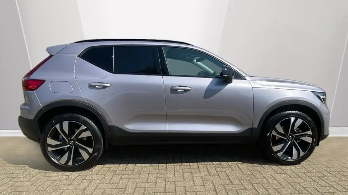 2025-volvo-xc40-20-b4-ultra-dark-big-2