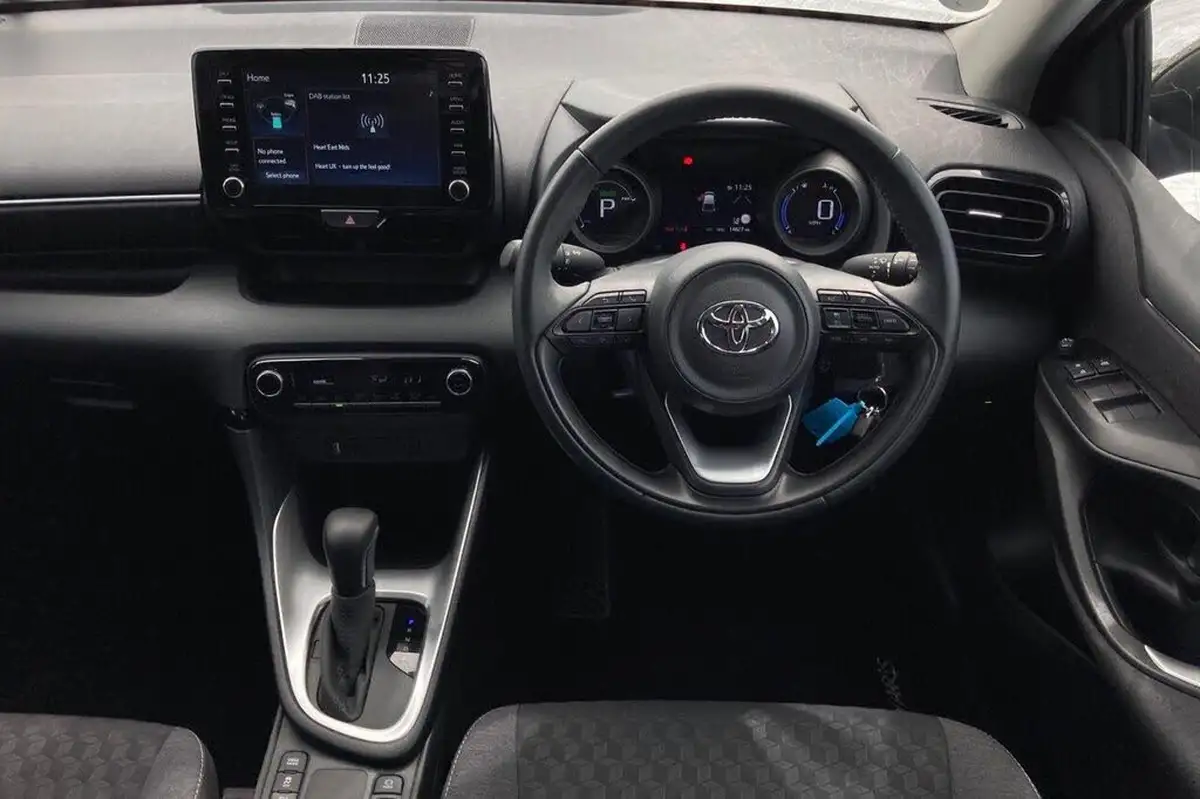 2024-toyota-yaris-15-vvt-i-design-big-13