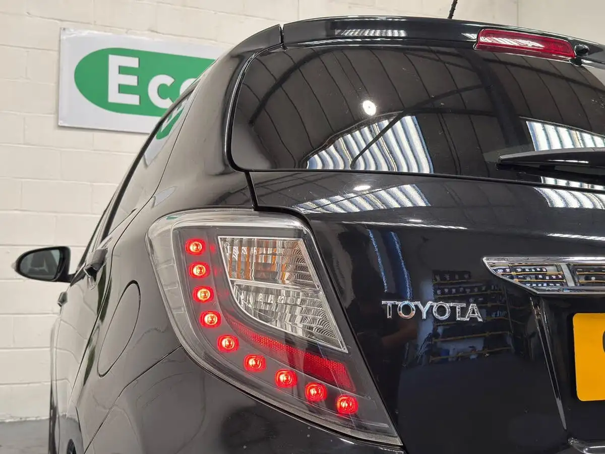 2013-toyota-yaris-15-vvt-i-t4-big-15
