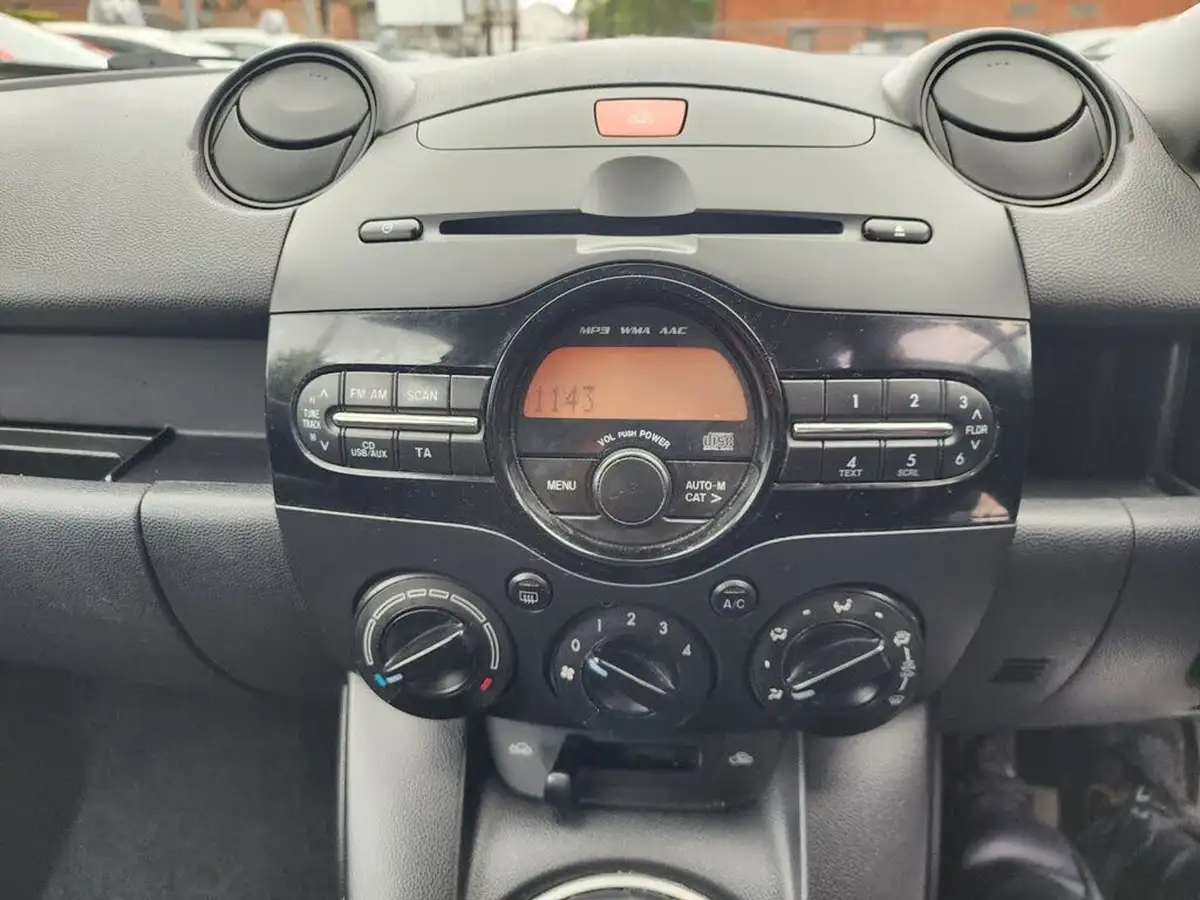 2014-mazda-mazda2-13-tamura-5d-big-6
