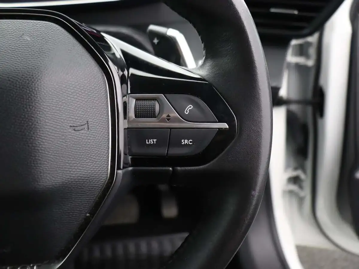 2022-peugeot-208-12-puretech-allure-premium-100bhp-eat8-big-35