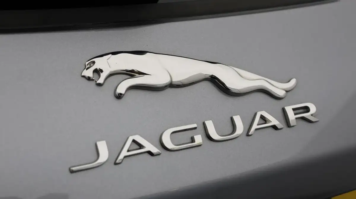 2020-jaguar-f-pace-20-i4d-chequered-flag-180ps-big-20