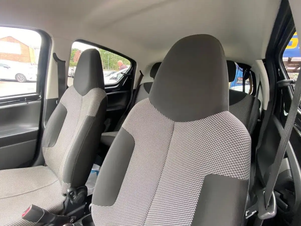 2012-toyota-aygo-10-aygo-fire-5d-big-15