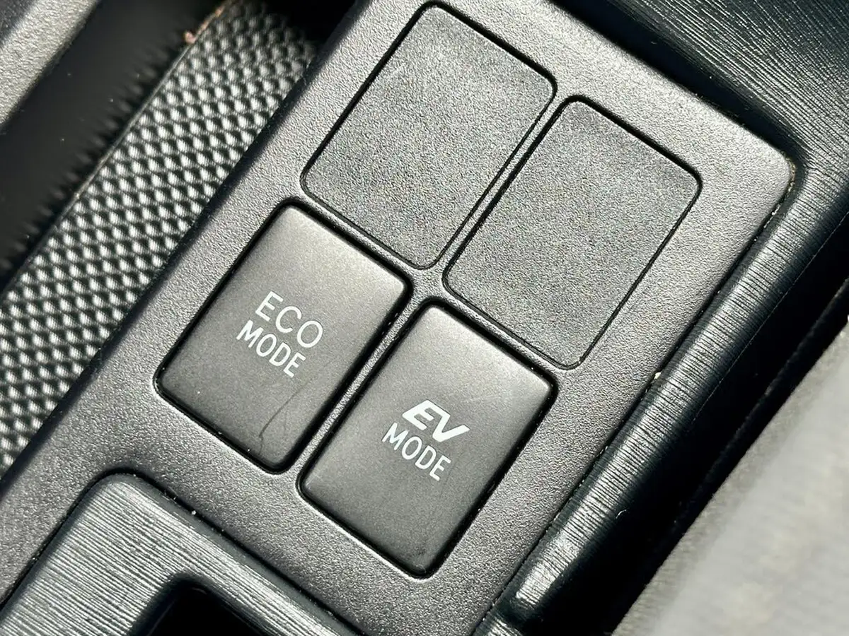2012-toyota-yaris-15-vvt-i-t4-big-20