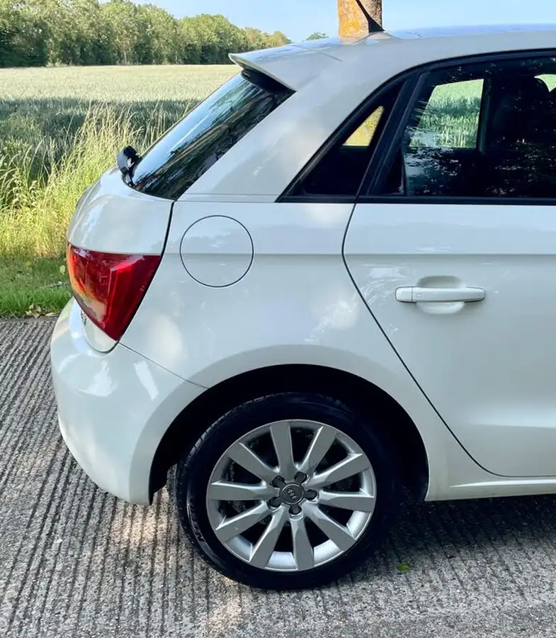2013-audi-a1-12-sportback-5d-big-40